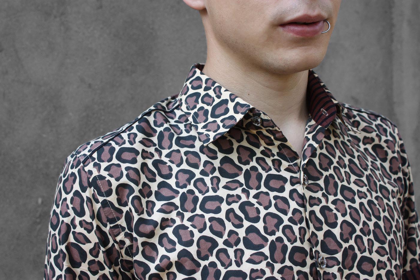 camisa estampado leopardo hombre