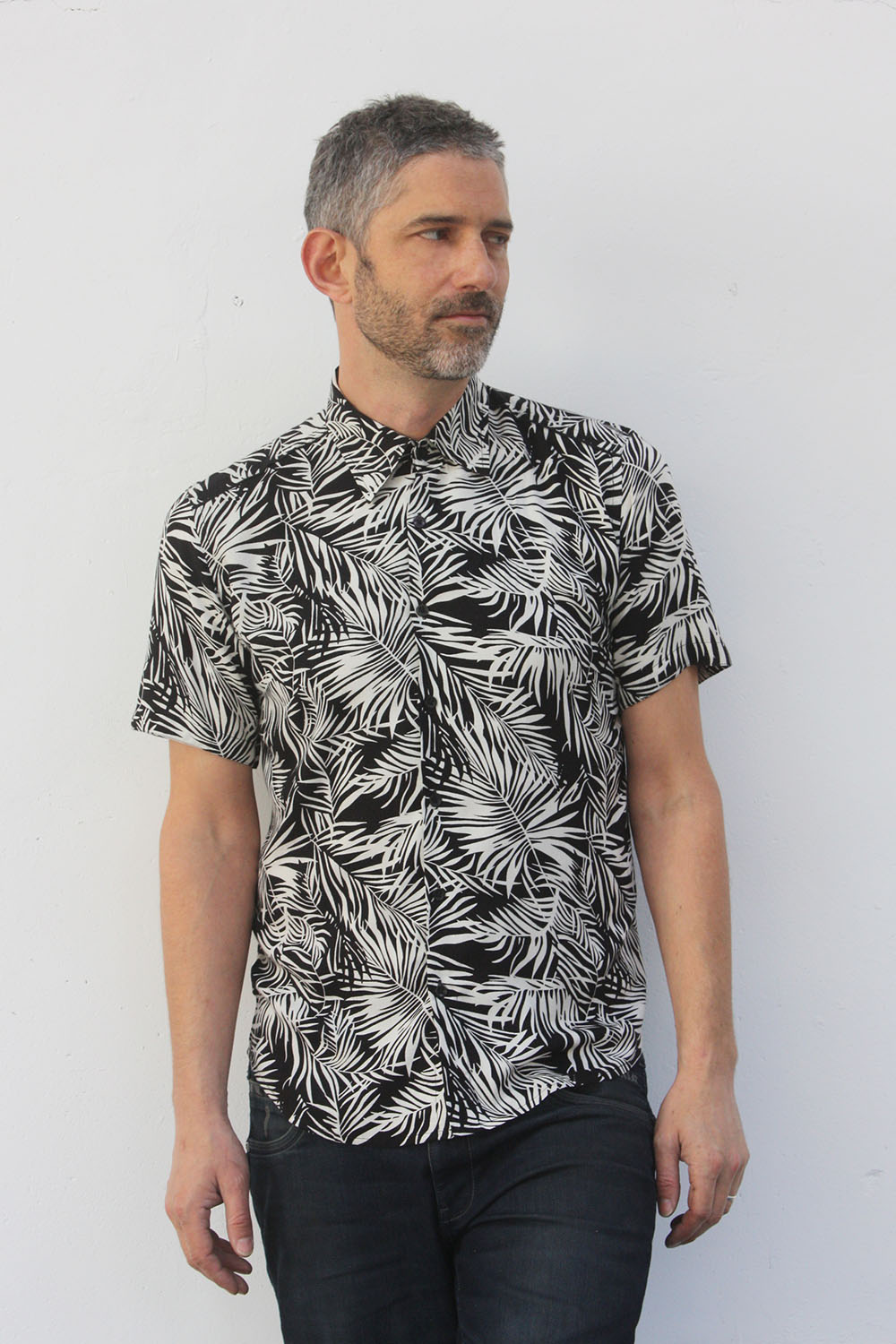camisa blanca con palmeras