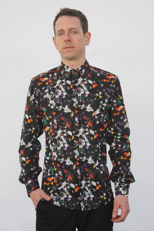 Baïsap - Chemise imprimée homme - Triangles Sombres - Chemise motif triangles sombres et touches de couleurs