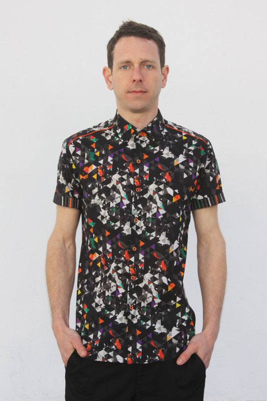 Baïsap - Chemisette motif homme - Triangles Sombres - Chemise manche courte motif triangles sombres et touches de couleurs